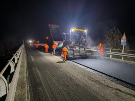 I lavori di bitumatura sul cavalcavia della sp 7 a Savigliano
