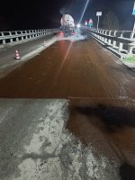 I lavori di bitumatura sul cavalcavia della sp 7 a Savigliano