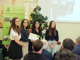 La consegna delle borse di studio durante il convegno promosso prreso la scuola forestale di Ormea