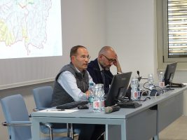 Il dirigente del Settore Viabilità Reparto Alba e Mondovì Danilo bruna illustra il programma dei lavori di bitumatura delle strade provinciali per gli anni 2025/2026