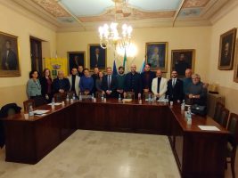 Foto di gruppo con i consiglieri provinciali e gli amministratori del Comune di Novello