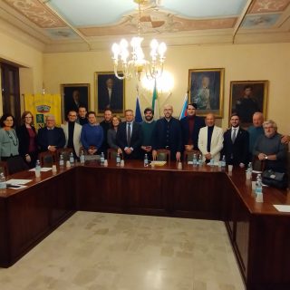 Foto di gruppo con i consiglieri provinciali e gli amministratori del Comune di Novello