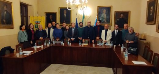 Foto di gruppo con i consiglieri provinciali e gli amministratori del Comune di Novello