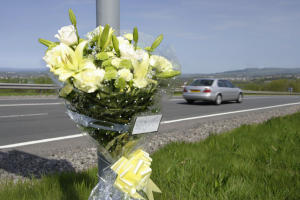 Un mazzo di fiori deposto sul ciglio di una strada