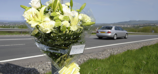 Un mazzo di fiori deposto sul ciglio di una strada