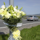 Un mazzo di fiori deposto sul ciglio di una strada