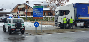 L'intervento dela Polizia Provinciale presso la rotonda di innesto della sp 23 in corso Mazzini a Borgo San Dalmazzo
