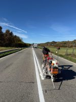 La tracciatura della segnaletica orizzontale sulla sp 10 tra Corneliano e Piobesi d'Alba