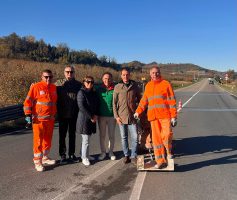 Il Consigliere provinciale Manzone con i Sindaci di Corneliano e Piobesi d'Alba e i cantonieri del reparto Viabilità di Alba