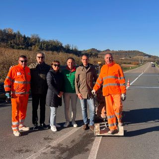 Il Consigliere provinciale Manzone con i Sindaci di Corneliano e Piobesi d'Alba e i cantonieri del reparto Viabilità di Alba