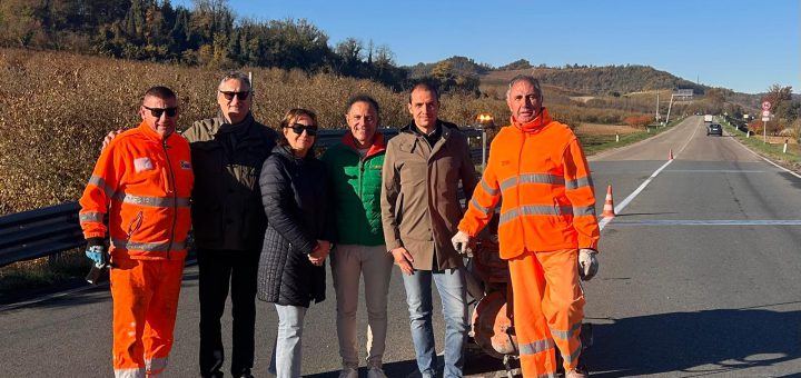 Il Consigliere provinciale Manzone con i Sindaci di Corneliano e Piobesi d'Alba e i cantonieri del reparto Viabilità di Alba