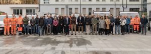 Foto dei nuovi mezzi con i dipendenti del reparto Viabilità