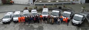 Foto dei nuovi mezzi con i dipendenti del reparto Viabilità