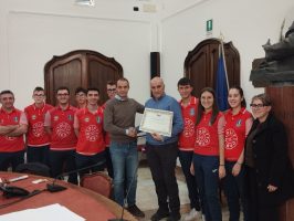 La consegna della pergamena alla Bocciofila Auxilium