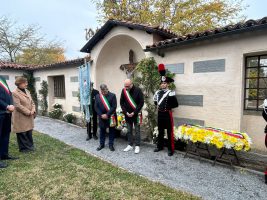 Il momento di raccogliemento durantela cerimonia in ricordo di Luigi Einaudi
