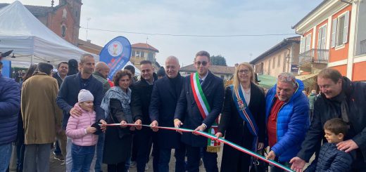 Il taglio del nastro dell'Antica Fiera di San Martino di Villanova Solaro