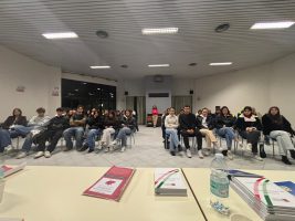 Il pubblico che ha assistito alla consegna della costituzione ai diciottenni di Rocca de' Baldi