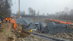 Il cantiere della centralina idroelettrica nei pressi della sp 12