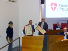 La consegna della versione incorniciata del protocollo di collaborazione tra Provincia di Cuneo e Aido