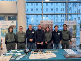 Il consigliere Manzone con gli agenti del nucelo faunistico ambientale e i responsabili del progetto Life Minnow