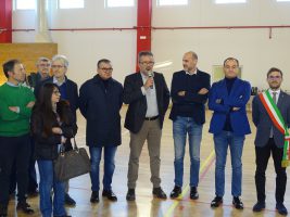 L'intervento del dirigente provinciale Fabrizio Freni durante l'inaugurazione della nuova palestra dei licei di Alba