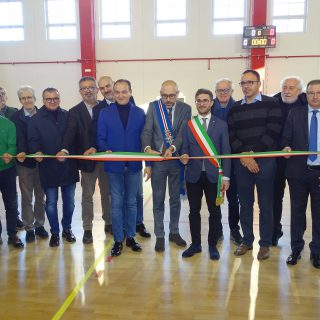 Il taglio del nastro della nuova palestra dei licei di Alba