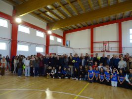 Foto di gruppo durante l'inaugurazione della nuova palestra dei licei di Alba