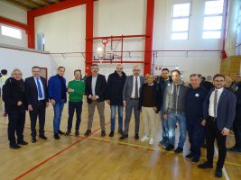 Foto di gruppo di amministratori e funzionari provinciali con progettisti e ditta esecutrice dell'opera