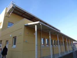 L'esterno della nuova palestra dei licei di Alba