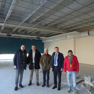 Il presidente Robaldo, il vicepresidente Antoniotti e il dirigente provinciale Freni con il capocantiere di Maggio nell'aula magna del nuovo I.I.S. Guala