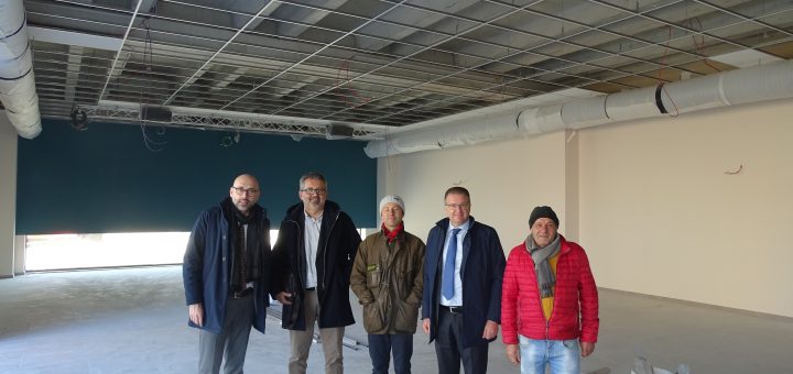 Il presidente Robaldo, il vicepresidente Antoniotti e il dirigente provinciale Freni con il capocantiere di Maggio nell'aula magna del nuovo I.I.S. Guala