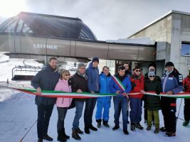 Il taglio del nastro durante l'inaugurazione della nuova seggiovia esaposto di Artesina