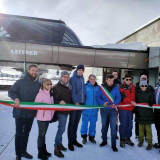 Il taglio del nastro durante l'inaugurazione della nuova seggiovia esaposto di Artesina