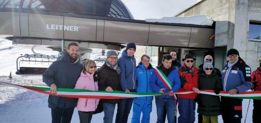 Il taglio del nastro durante l'inaugurazione della nuova seggiovia esaposto di Artesina