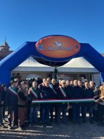 Il taglio del nastro durante l'inaugurazione della fiera del Cappone di Morozzo