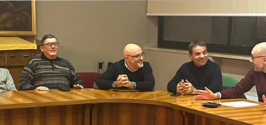 Un intervento del presidente Robaldo durante l'incontro con i sindaci a Cortemilia