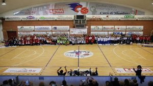 Una manifestazione sportiva all'interno del PalaItis di Mondovì