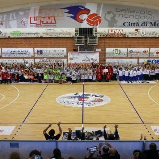 Una manifestazione sportiva all'interno del PalaItis di Mondovì