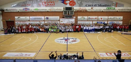 Una manifestazione sportiva all'interno del PalaItis di Mondovì