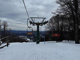 Il sostegno di linea e veicoli biposto della seggiovia Monte Alpet