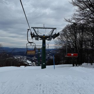 Il sostegno di linea e veicoli biposto della seggiovia Monte Alpet