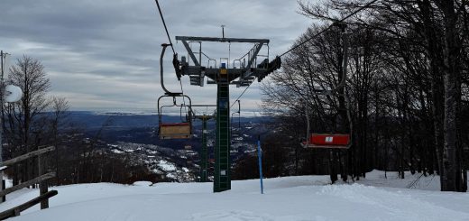 Il sostegno di linea e veicoli biposto della seggiovia Monte Alpet