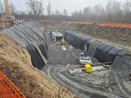 Il cantiere della centralina idroelettrica nei pressi della sp 12