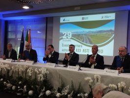 Foto tavolo relatori