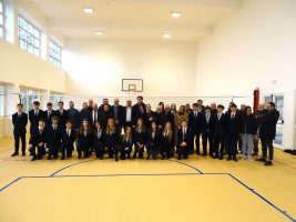 Autorità e alunni presenti alla riapertura della palestra "di Metavia"