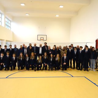 Autorità e alunni presenti alla riapertura della palestra "di Metavia"