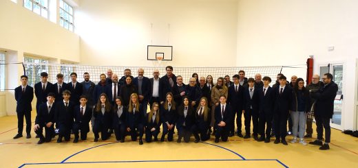 Autorità e alunni presenti alla riapertura della palestra "di Metavia"