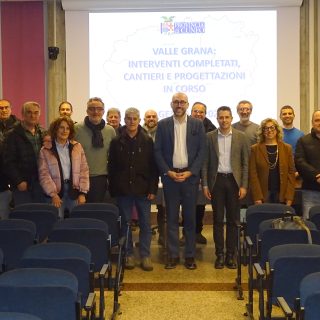 Foto di gruppo del presidente Robaldo con gli amministratori della Valle Grana