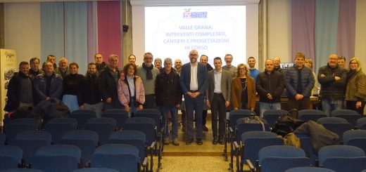 Foto di gruppo del presidente Robaldo con gli amministratori della Valle Grana