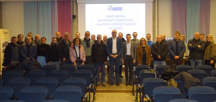 Foto di gruppo del presidente Robaldo con gli amministratori della Valle Grana